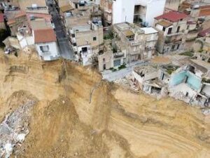 Frana Niscemi, oggi riaprono le scuole. Tajani in Sicilia