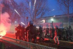 Guerriglia urbana a corteo per Askatasuna, incendi e diversi feriti. Meloni: “Colpito lo Stato”