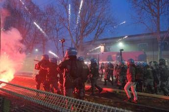 Guerriglia urbana a corteo per Askatasuna, incendi e diversi feriti. Meloni: “Colpito lo Stato”