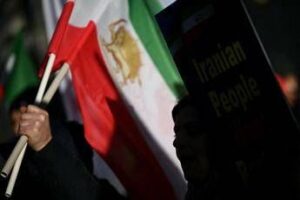 Iran, Trump vorrebbe “azione militare rapida e decisiva”. Comandante Pasdaran: “Pronti a rispondere”