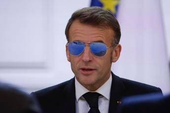 Macron e gli occhiali da sole: “Ho un problema all’occhio”