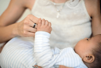 Maternità e lavoro, cos’è la child penality e perché essere madre costa caro