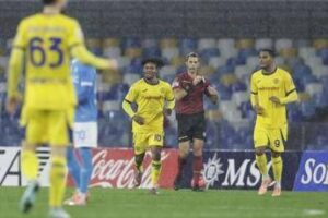 Napoli-Verona, rigore gialloblù tra le proteste: Orban segna e mima un ‘tagliagola’. Cos’è successo