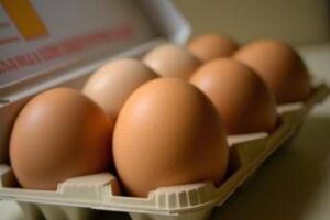 Quattro uova a settimana per ‘curare’ sistema nervoso, vista e pelle: cosa dice l’immunologo