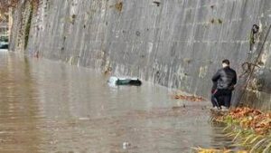 Roma, auto sulla banchina del Tevere viene sommersa dall’acqua