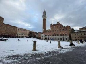 Straordinaria nevicata a Siena, la città del Palio si sveglia imbiancata