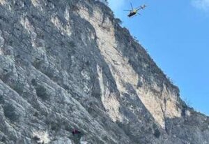 Trentino, base jumper precipita e muore lungo la parete di cima Capi