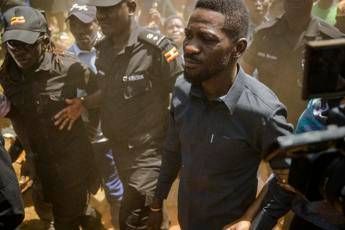 Uganda, leader opposizione Bobi Wine portato via con elicottero militare