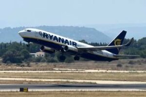 Ustionata con un caffé caldo in aereo, Ryanair la risarcisce