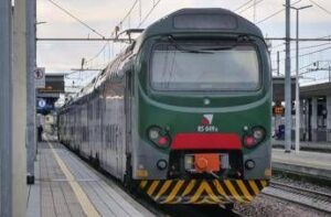 Bologna, cavi tranciati e ordigno artigianale vicino alla stazione: ritardo treni fino a 2 ore. Salvini: “Attentato premeditato”