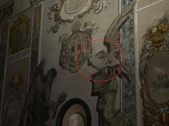 Cancellato il volto dell’angelo simile a Meloni nella cappella di San Lorenzo in Lucina