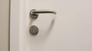 Carta stagnola sulle maniglie delle porte, un gesto gentile verso la propria casa