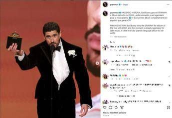 Grammy 2026, il trionfo di Bad Bunny. ‘Wildflower’ di Billie Eilish canzone dell’anno