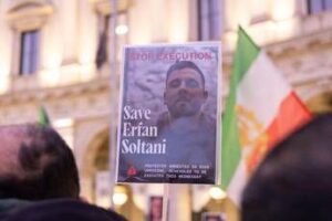 Iran, il legale di Erfan Soltani: “E’ stato rilasciato su cauzione”