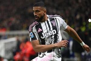 Mano di Bremer in area, arbitro assegna rigore: proteste in Atalanta-Juventus