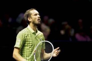 Medvedev, show a Rotterdam contro… le palline