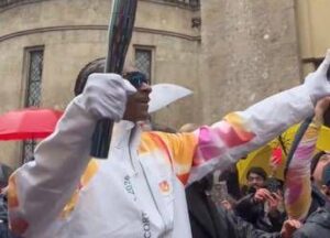 Milano Cortina, Snoop Dogg tedoforo ‘a sorpresa’ sotto la neve (finta)