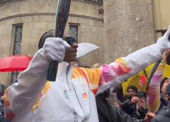 Milano Cortina, Snoop Dogg tedoforo ‘a sorpresa’ sotto la neve (finta)