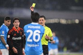 Olivera abbatte Smolcic, arbitro assegna rigore. Conte chiede un rosso: caos in Napoli-Como