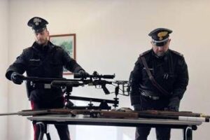 Roma, tiro al bersaglio col fucile dalla finestra: in casa aveva un arsenale