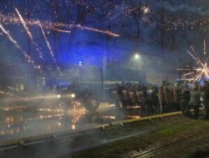 Scontri Askatasuna, tre persone arrestate: una ha aggredito il poliziotto