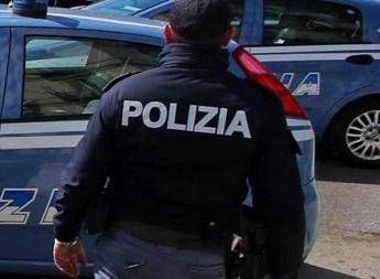 Inseguimento a Ostia, auto in fuga dalla polizia investe due ragazze