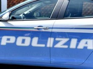 Speronano l’auto e tentano la rapina, le vittime sono poliziotti: due arresti a Napoli