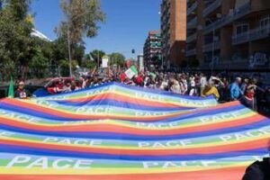 25 aprile, cortei in tutta Italia: tensioni a Roma per le bandiere dell’Ucraina – Diretta