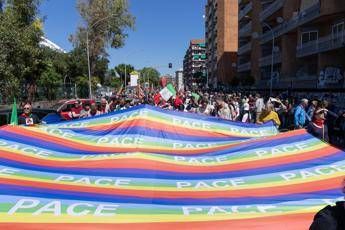 25 aprile, cortei in tutta Italia: tensioni a Roma per le bandiere dell’Ucraina – Diretta