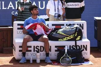 Alcaraz e il tutore al polso, il medico: “E’ l’anello debole dei tennisti, sull’articolazione il 30% degli infortuni agli arti superiori”