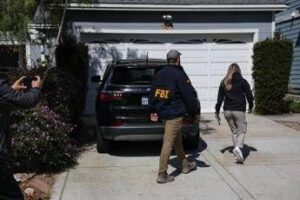 Attentato a Washington, Allen e il manifesto contro Trump: “Stop ai suoi crimini”