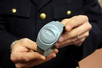 Braccialetti elettronici, linee guida: Commissione du femminicidio approva relazione