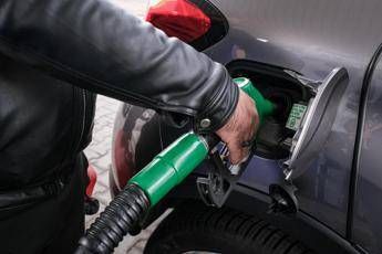 Carburanti, fonti Palazzo Chigi: taglio accise fino al 22 maggio, decreto nei prossimi giorni