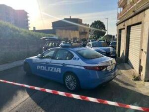 Catanzaro, donna si butta dal balcone con i figli: morta con due bimbi, la terza è grave