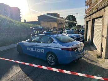Catanzaro, donna si butta dal balcone con i figli: morta con due bimbi, la terza è grave