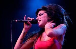 Cimeli di Amy Winehouse, il padre perde la causa contro due amiche della cantante