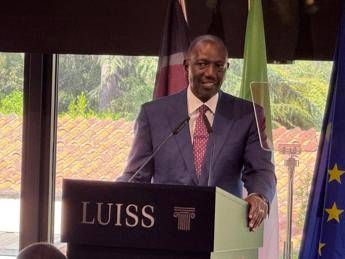 Clima, Ruto: “Shock climatici riducono Pil tra 3 e 5% ma Africa può guidare transizione energetica”
