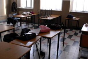 “Dammi le sigarette o sparo”, studente punta la pistola contro un professore