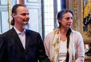 Famiglia nel bosco, bimba ricoverata per crisi respiratoria. Garante per l’Infanzia: “La mamma non è con lei”