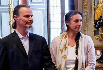 Famiglia nel bosco, bimba ricoverata per crisi respiratoria. Garante per l’Infanzia: “La mamma non è con lei”