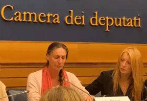 Famiglia nel bosco, la mamma: “I miei figli stanno subendo una crudeltà estrema”