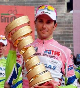 Fumo, Ivan Basso: “Da sportivo ed ex paziente oncologico dico sì a sigarette più care”