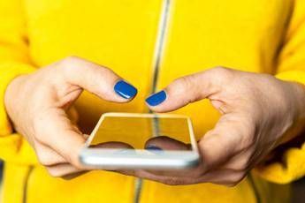Giornata igiene mani, l’indagine ‘solo 19% italiani usa disinfettanti, 30% pulisce cellulare’