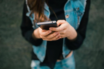 In Uk divieto totale dei social per i minori di 16 anni, l’annuncio di Starmer