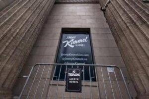 Jimmy Kimmel risponde a Melania Trump: “D’accordo su stop retorica d’odio, ne parli con suo marito”