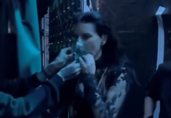 Laura Pausini si sente male, ferma il concerto e si fa portare l’ossigeno sul palco