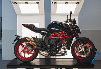 MV Agusta, la Brutale 800 si veste di “Nero Carbonio”