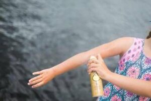 Melanoma, tre le mosse per prevenirlo. L’esperto: “La crema solare non basta”