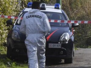 Milano, 41enne trovato morto in casa a Corsico: sul corpo segni di violenza