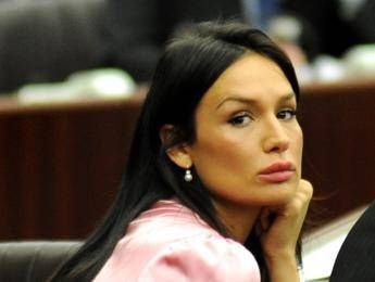 Minetti e il compagno contro giornalista del Fatto: “Basta falsità, chiederemo i danni”